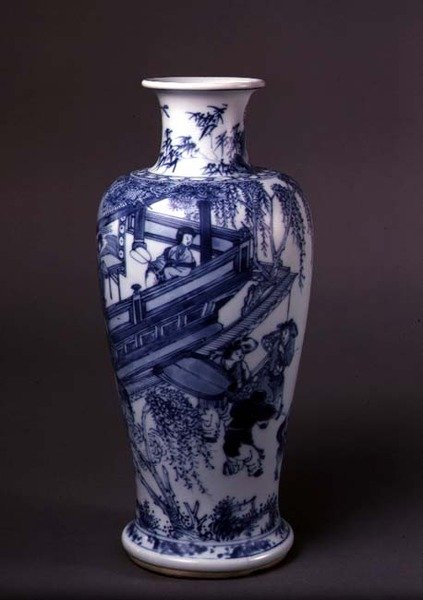 Vase som viser en dame på en balkong, kinesisk, ca. 1690-1710 (lertøy med blå underglasur) av School Chinese