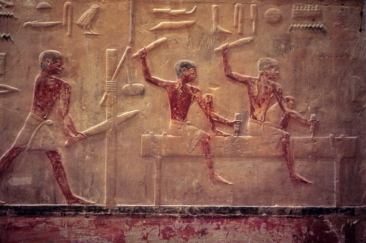 Det gamle Egypt, veggutskjæring/maleri, Mastaba/Tis grav, Saqqara, 5. dynasti, snekkere som sager og hamrer, forme bjelke (bilde) av School Egyptian