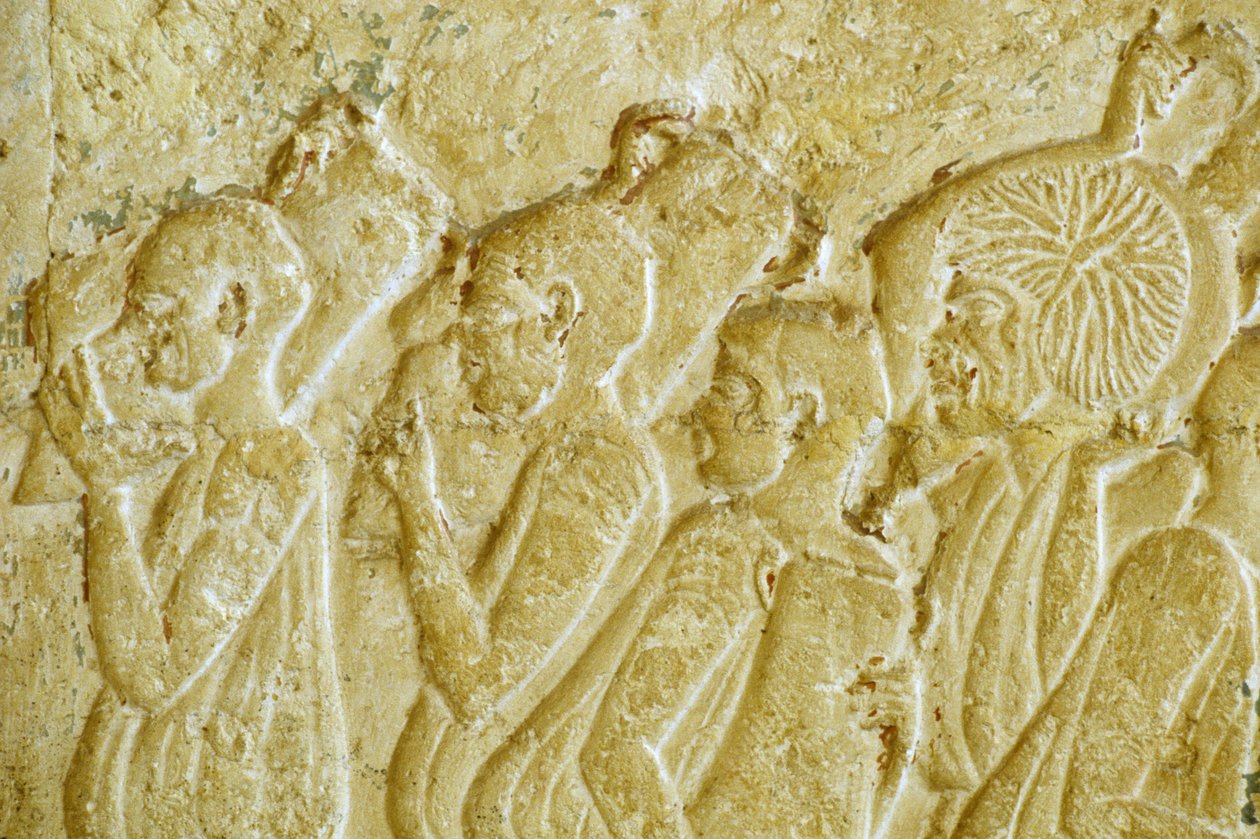 Det gamle Egypt, veggutskjæring/maleri, Petosiris grav, Tuna el Gebel, 300 f.Kr., menn som bærer vinkrukker (bilde) av School Egyptian