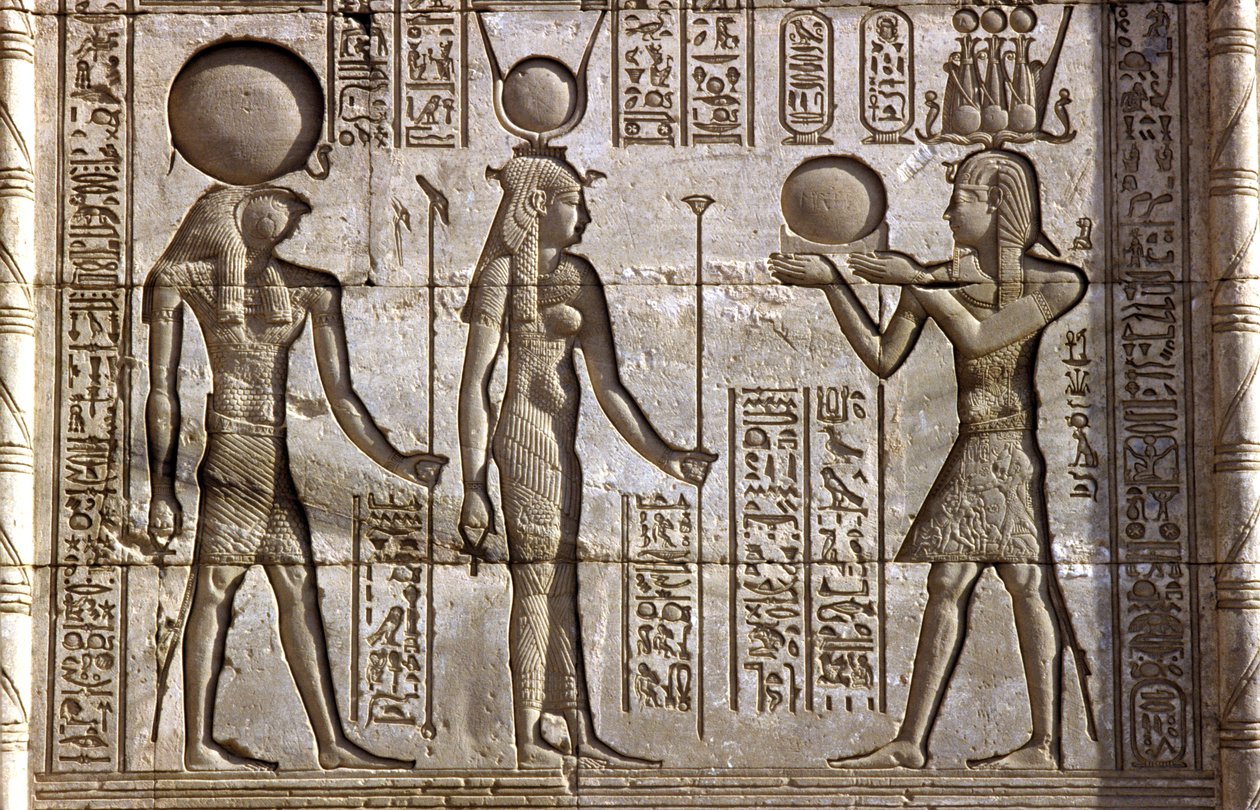 Det gamle Egypt, veggmaleri/utskjæring, Horus og Isis mottar et tilbud fra farao, Hathor-tempelet, Dendera (bilde) av School Egyptian