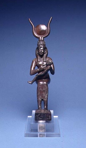 E.122-1954 Iris Nursing Horus (forfra) egyptisk, 715-525 BC (kobberlegering) (se også 89138) av School Egyptian