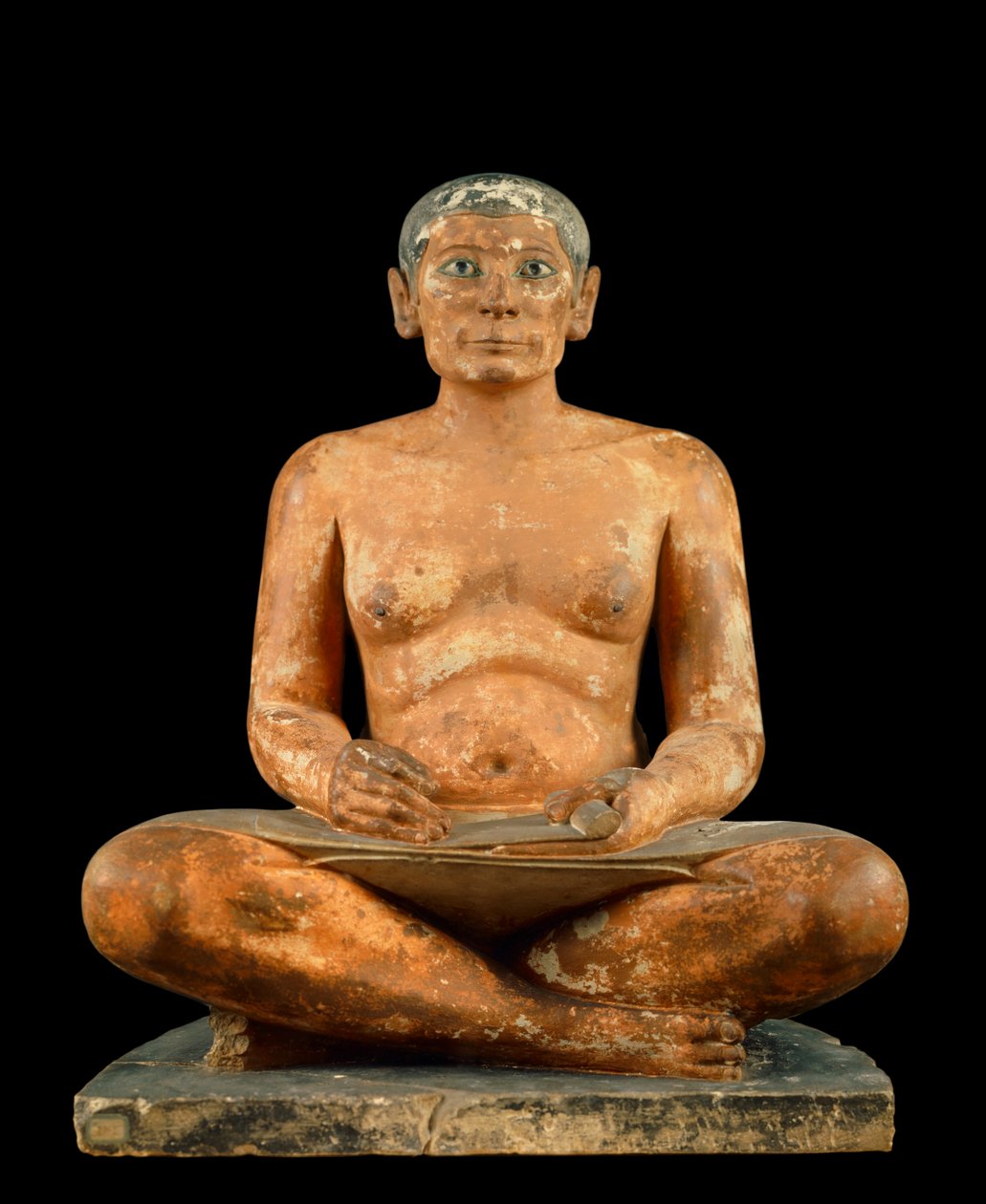 Egyptisk antikvitet: "" Skriveren sitter på huk"" Statue i kalkstein, albaster og bergkrystall. Kommer fra sakkarah (Saqqara) (rundt 2620 - 2350 f.Kr.). 4. eller 5. dynasti) Søn. 0 537 m, Louvre-museet, Paris - Egyptisk antikke: "" Crouching Scribe Statue" av School Egyptian