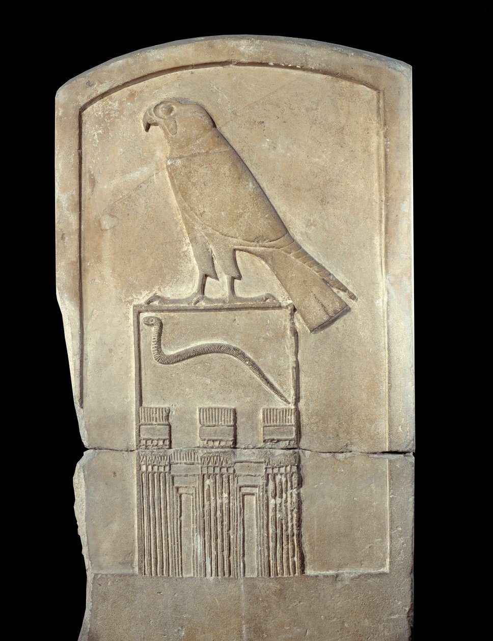 Egyptisk antikvitet: detalj av en stele i kalkstein av slangekongen med representasjon av guden Horus. Fra Abydos. Thinittperiode (ca. 3100-2700 f.Kr.). Søn 1,4x0,6 m Paris, Musée du Louvre av School Egyptian