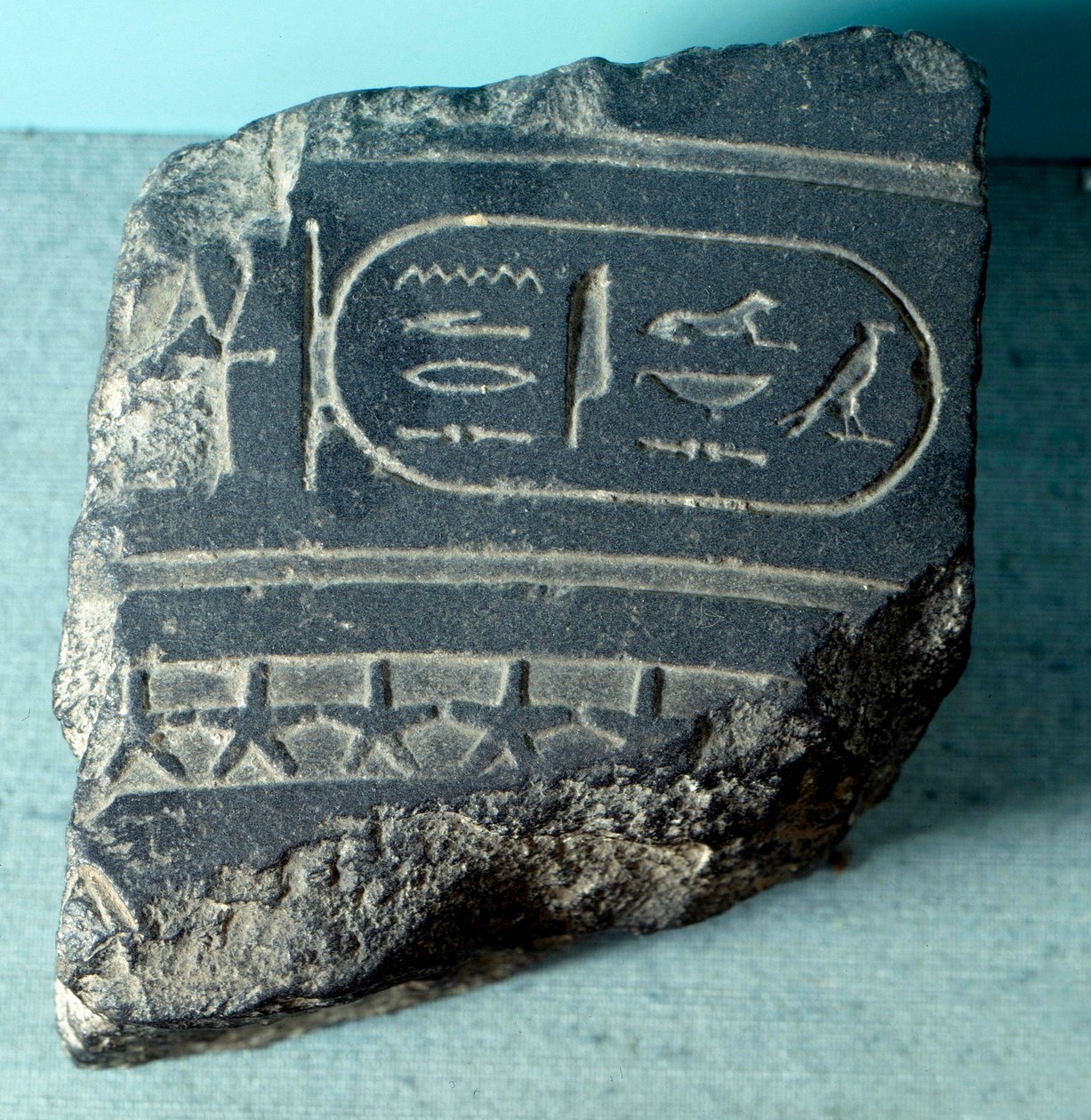 Egyptisk antikvitet: fragment av en egyptisk clepsydra (vannklokke, tidsmålingsverktøy) som bærer en patron. Ptolemaisk periode. Paris, Louvre-museet av School Egyptian
