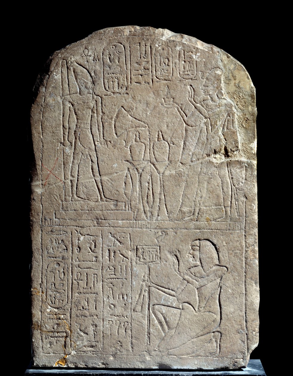 Egyptisk antikvitet: kalksteinstele i navnet til kong Anyas skiltdør. I hengeren tilbyr farao Ramses II røkelse til sin egen kolossale guddommelige statue. Regne av Ramses II (1279-1213 f.Kr.). Fra Saqqara serapeum. Søn 0,44x0,3 m Paris, musee du Louvre av School Egyptian