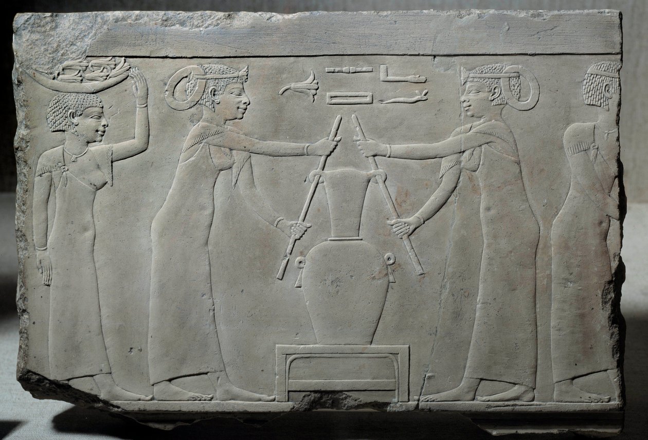 Egyptisk antikvitet: lavt kalksteinsrelieff som representerer kvinner som presser liljeblomster for å trekke ut essensen kalt "lirinon-ekstraksjon" rundt 500-400 f.Kr. (Saite-tiden?). Lav epoke. Søn 0,29x0,37 m Paris, musee du Louvre av School Egyptian