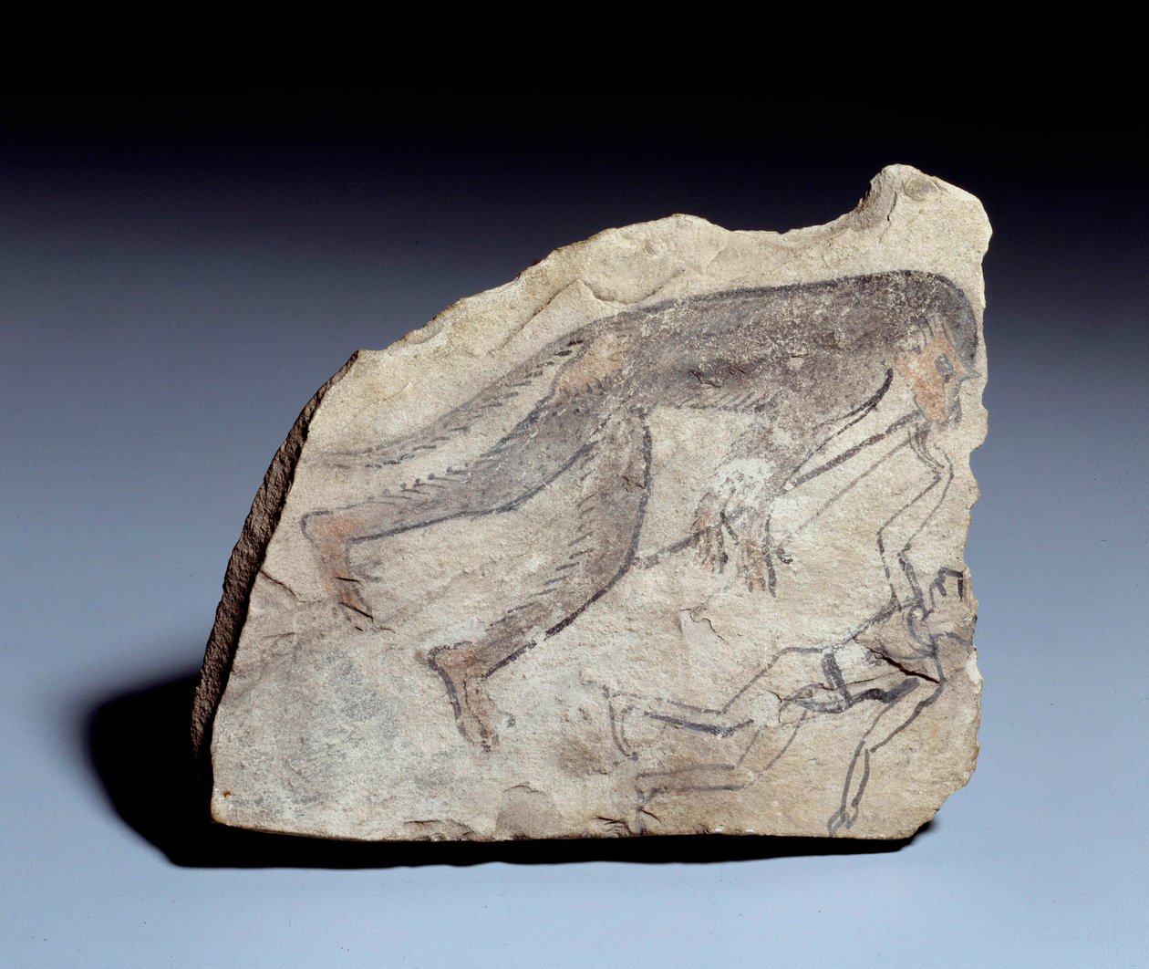 Egyptisk antikvitet: ostrakon (eller ostracon) (flertall: ostraca eller ostraka) (keramikk) figur: ape som spiller dobbel fløyte (aulos) for å få en mann til å danse. Stein i kalkstein. 19. dynasti (ca. 1295-1186). Fra stedet til Deir el-Medineh (el Medine av School Egyptian