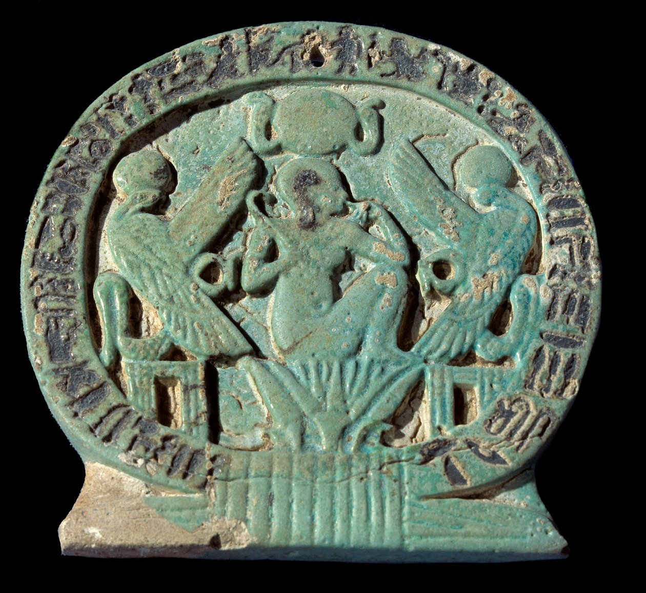 Egyptisk antikvitet: talisman i fajanse dekorerer en mytologisk scene: "" ved verdens fødsel vises solen som et barn"" Representasjon av Osorkon (rundt 800 f.Kr.) 3. mellomperiode. Paris, Louvre-museet av School Egyptian