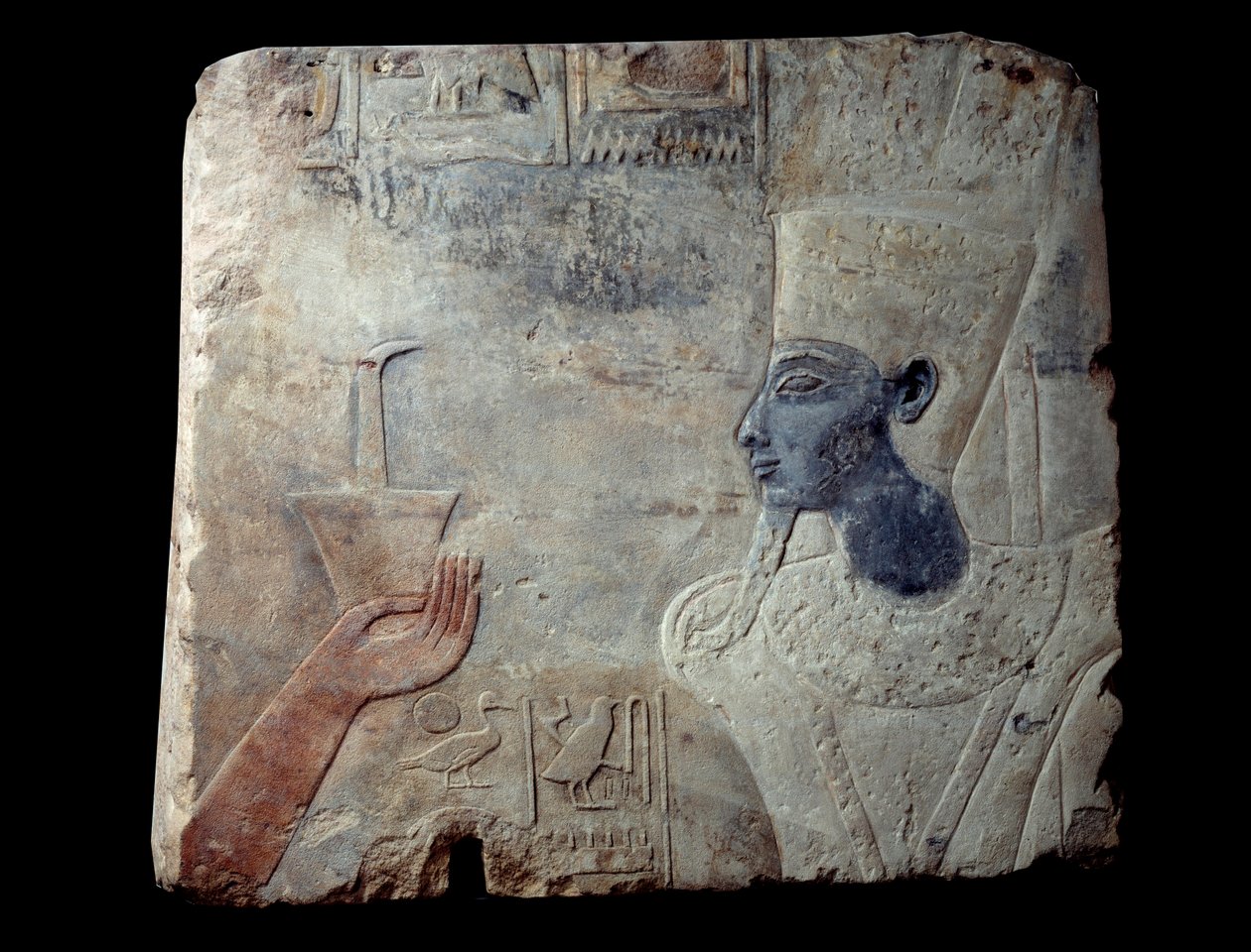 Relieff av Thutmosis-tempelet (Tutmosis eller Thutmus) III en Elephantine: Farao etterfulgt av en gudinne toppet med søyler av hieroglyfer. Skulptur i gres (stein), ca 1390-1353 f.Kr. Fra Aswan, Elephantine-stedet. Paris, Louvre-museet av School Egyptian