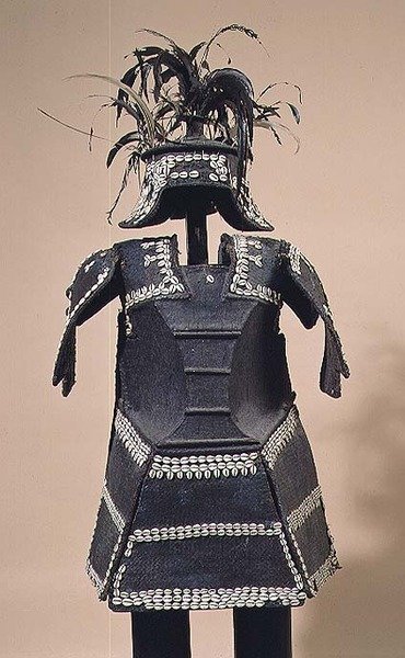 Ata Armor fra Mindanao, Filippinene (rotting belagt med harpiks og brodert med cowrie-skjell) av School Filipino