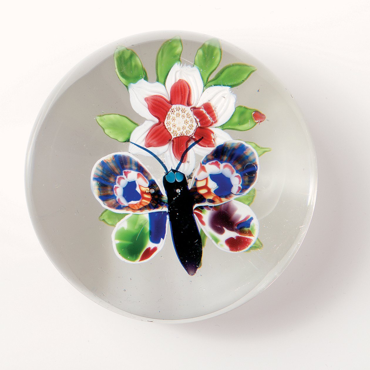 Baccarat sommerfugl og blomstervekt, insektet med dyp lilla kropp og antenner, flerfargede vinger (glass) av School French