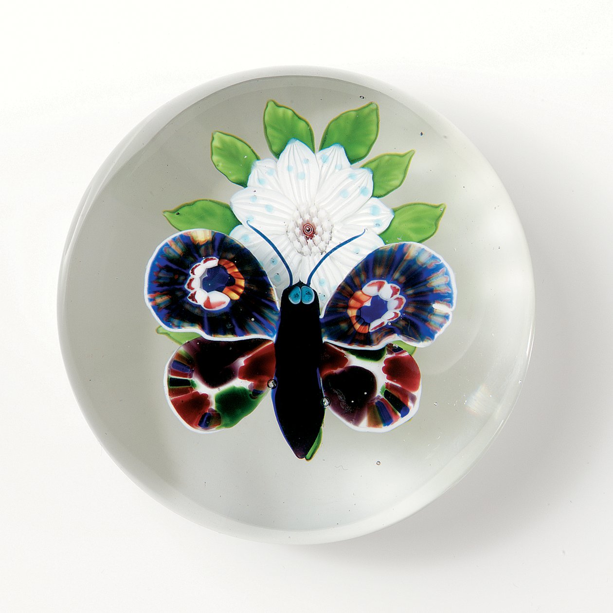 Baccarat sommerfugl og blomstervekt, insektet med dyp lilla kropp, blek blågrå øyne og antenner (glass) av School French