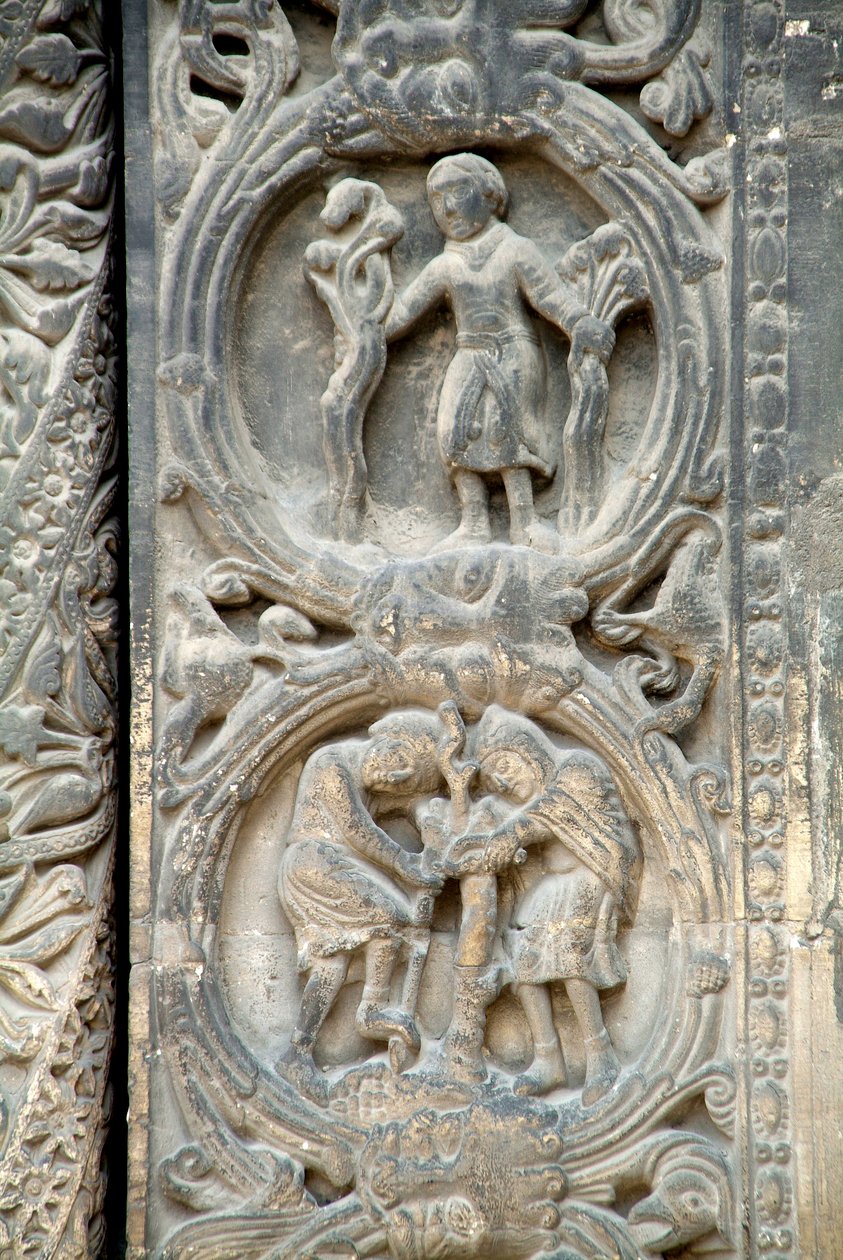 Gotisk kunst: Piright av den høyre portalen til den vestlige fasaden til basilikaen Saint Denis som representerer arbeidet til feltene: april (øverst) og mars (nederst). Saint-Denis, Frankrike av School French