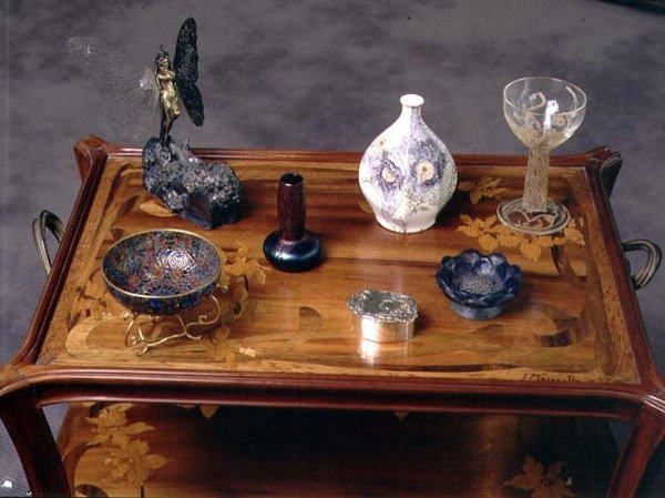 Loetz iriserende glassvase, en pate-de-verre-sløyfe av Argy Rousseau og et glass med støpt og etset dekor av Lalique (bilde) av School French