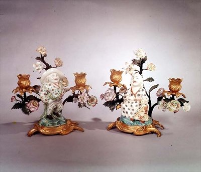 Et par Mennecy ormolu-monterte figurer av en dverg og en magot (porselen) av School French