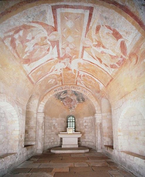 Krypten, fra den tidligere kirken i 1030, med fresker av Kristus på en hvit hest omgitt av engler, fra 1100-tallet (bilde) av School French