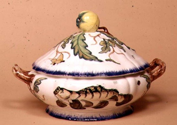Terrin av Leboeuf et Milliet, dekorert av Rousseau etter Bracquemonds design (fajanse) av School French