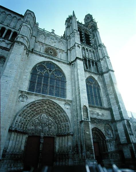 Vestfasade, påbegynt ca. 1140 (bilde) av School French