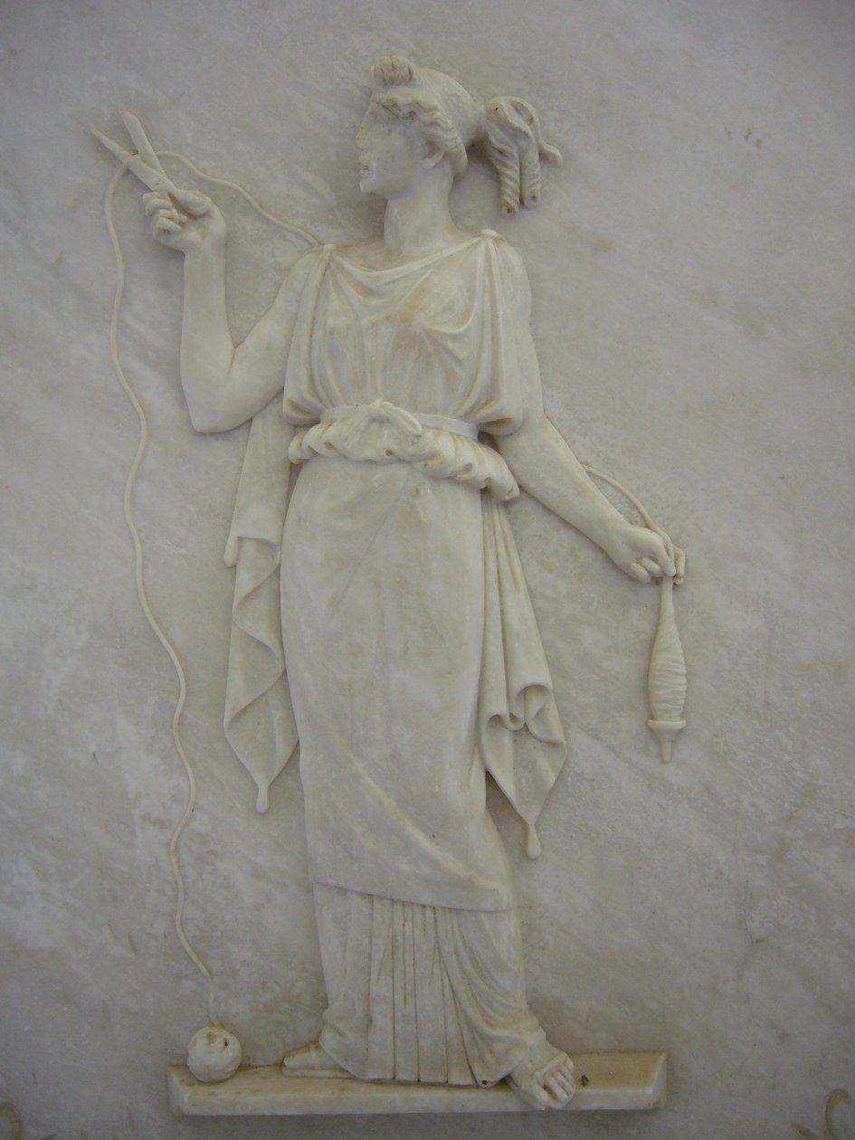 Basrelieff av Atropos som klipper livets tråd (marmor) av School Greek