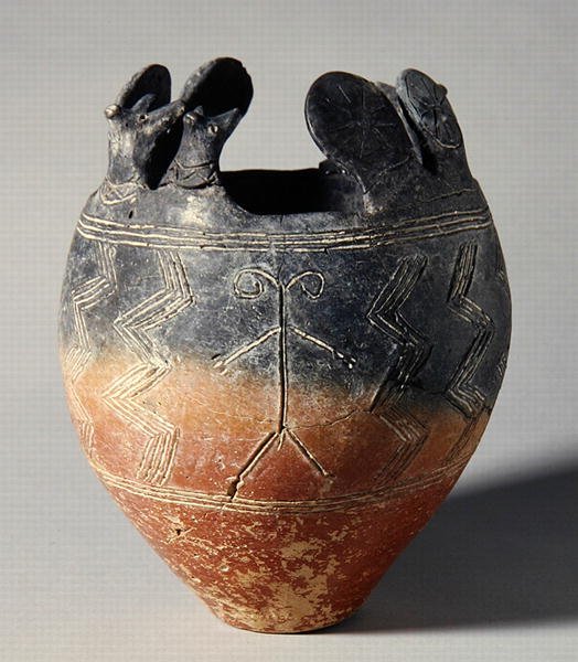Rødpolert servise, med dyrehode og solskivefester, fra Vounous, Kypros, Tomb 91, 2500-2075 f.Kr. (leire) av School Greek