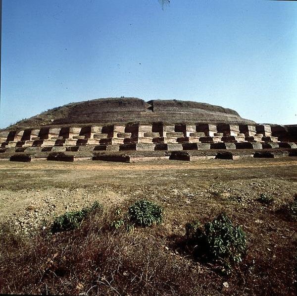Utsikt over Nandangarh Stupa, antas å holde asken til Buddha (bilde) av School Indian
