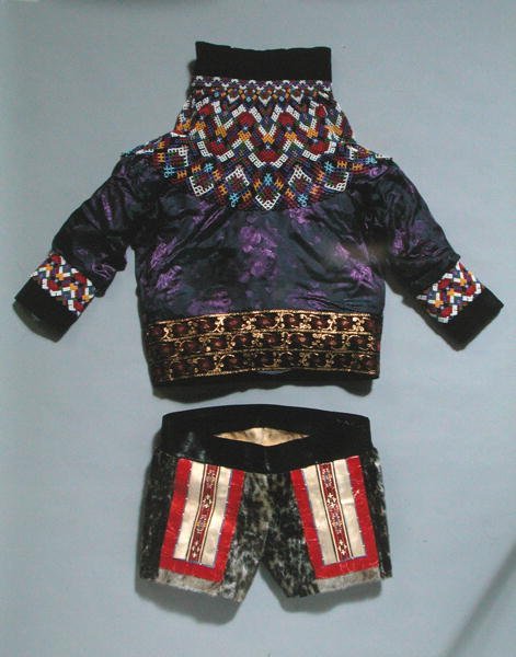 Damejakke og shorts, fra Grønland (tekstil) av School Inuit
