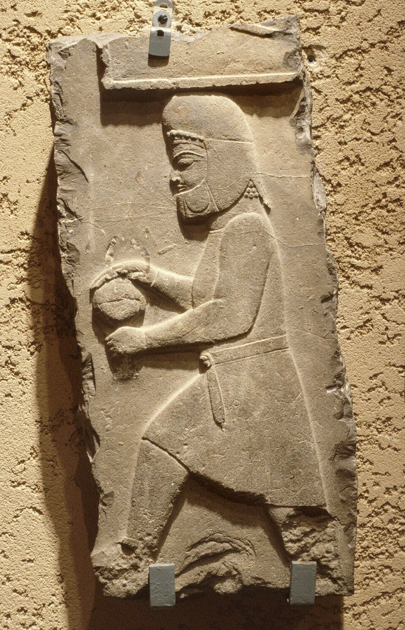 En meder ved Royal Court of Persepolis som bærer et dekket fartøy, Achaemenid, ca. 500 f.Kr. (kalkstein) av School Iranian