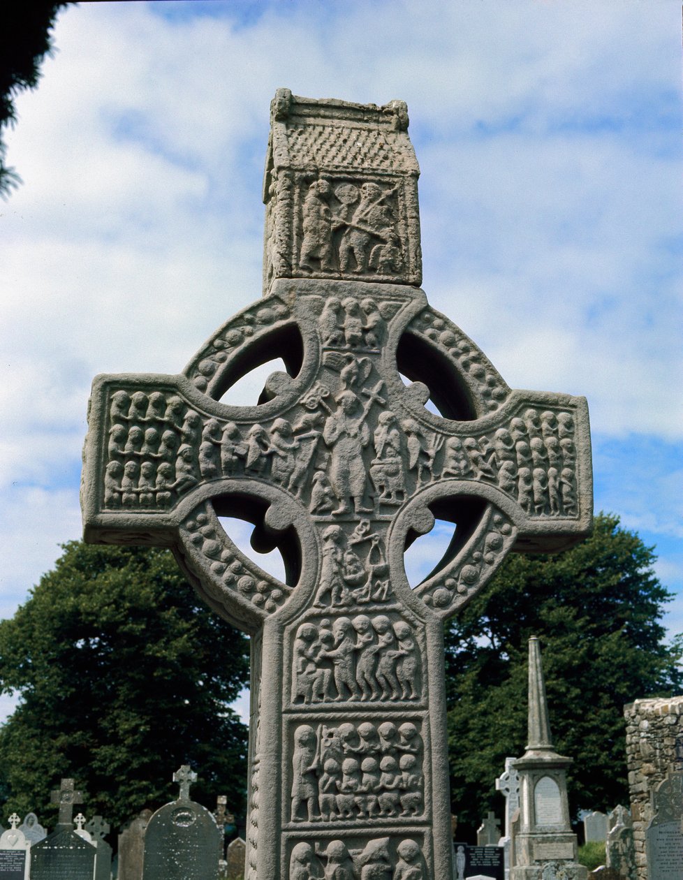 Utsikt over Muiredachs kors, utskåret stein, ca. 521 av School Irish