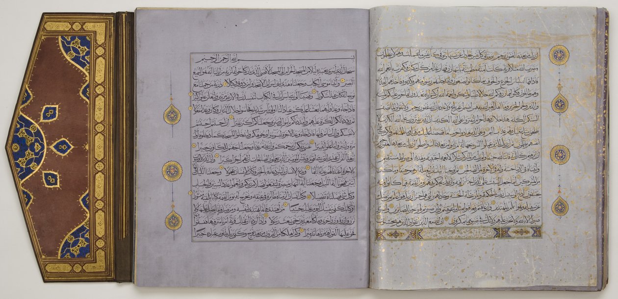 Side fra en Koran, ca. 1450-1560 (blekk og gull på papir, med lær) av School Islamic