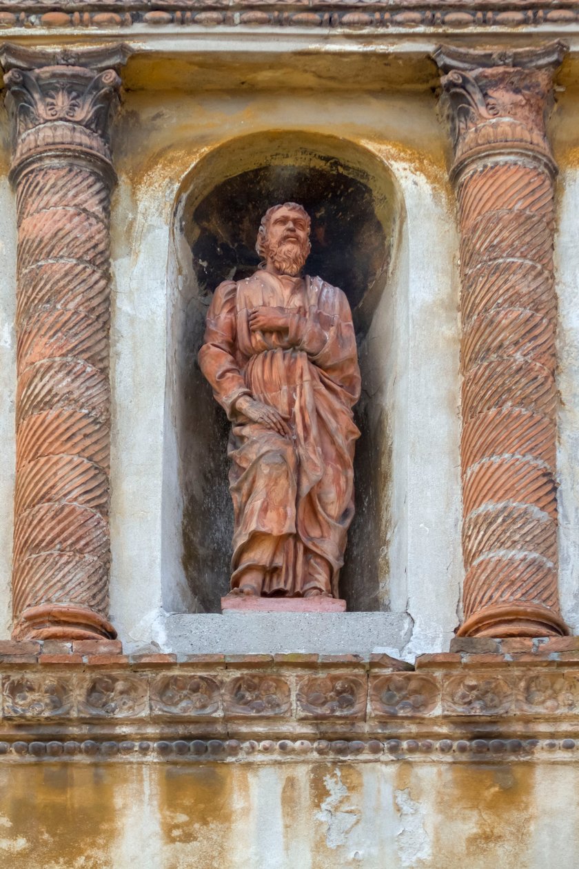 Helgenfigur, terrakottastatue i nisje av Palazzo Valenti Gonzaga, kalt Casa Guerrina, i Fancellian-stil, Via Frattini 5, Mantua (UNESCOs verdensarvliste, 2008), Lombardia, Italia av School Italian