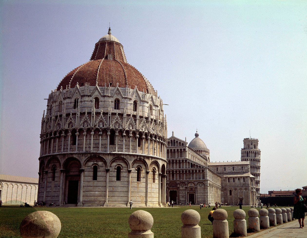 Middelalderarkitektur: utsikt over Baptistere (bygget mellom 1153 og 1353), Dome (katedralen eller Duomo) og tårnet (startet i 1064) i Pisa på Campo dei Miracoli (Piazza des Miracles), Italia. av School Italian