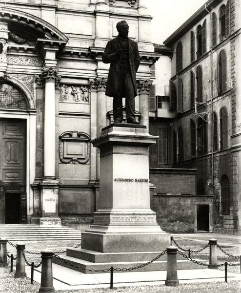 Monument til Alessandro Manzoni (1785-1873) (bronse) (s/hvitt-bilde) av School Italian
