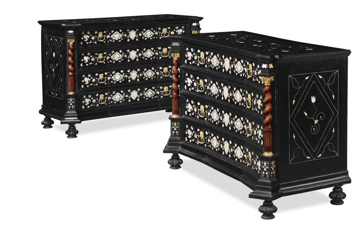 Et par norditalienske commodes, sannsynligvis Venezia, ca. 1700 (ormolu, elfenben, ibenholt, ebonisert pæretre og burr valnøtt) (se også 476616) av School Italian