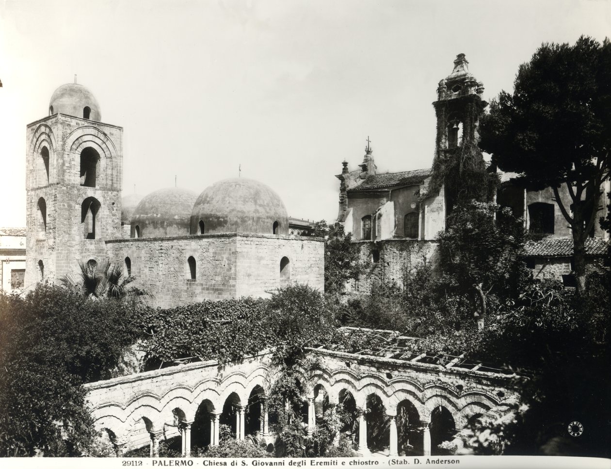 Utsikt over østenden av kirken, konstruert i 1132-48 av kong Roger II (d.1154) av Sicilia og klosteret bygget på 1200-tallet (s/hvitt-bilde) av School Italian