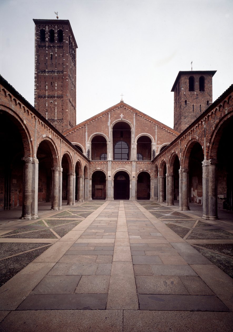Utsikt over fasaden til kirken Saint Ambrose (Saint Ambrose) (Basilica di Sant