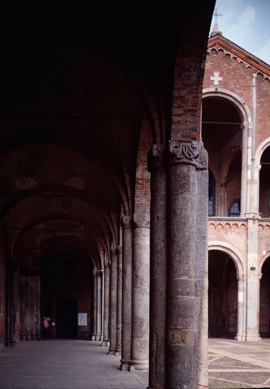 Utsikt over portikken til kirken Saint Ambrose (Saint Ambrose) (Basilica di Sant