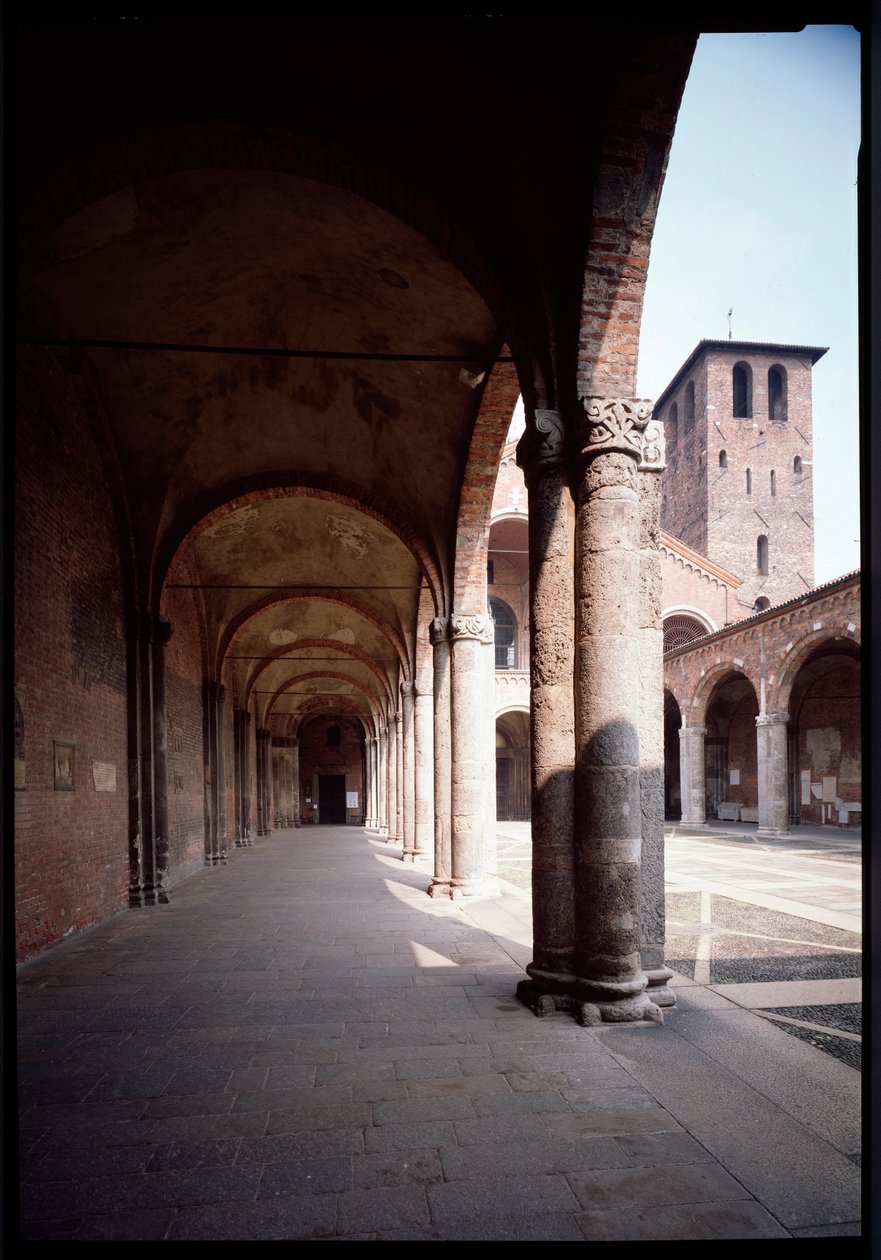 Utsikt over portikken til kirken Saint Ambrose (Saint Ambrose) (Basilica di Sant