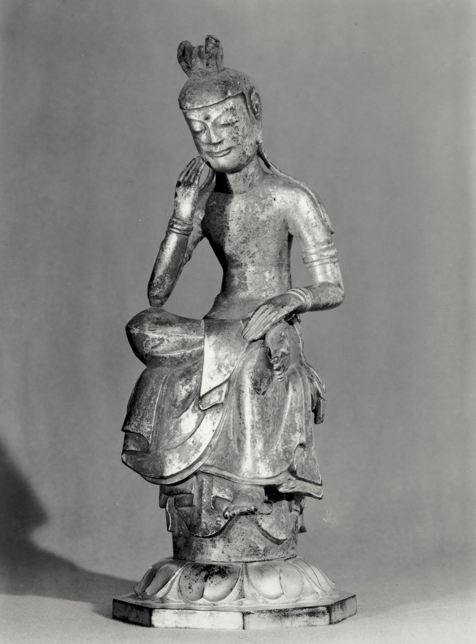 Bodhisattva sitter i en meditativ stilling, ca. 645-794 (forgylt bronse) (s/hvitt-bilde) av Japanese School