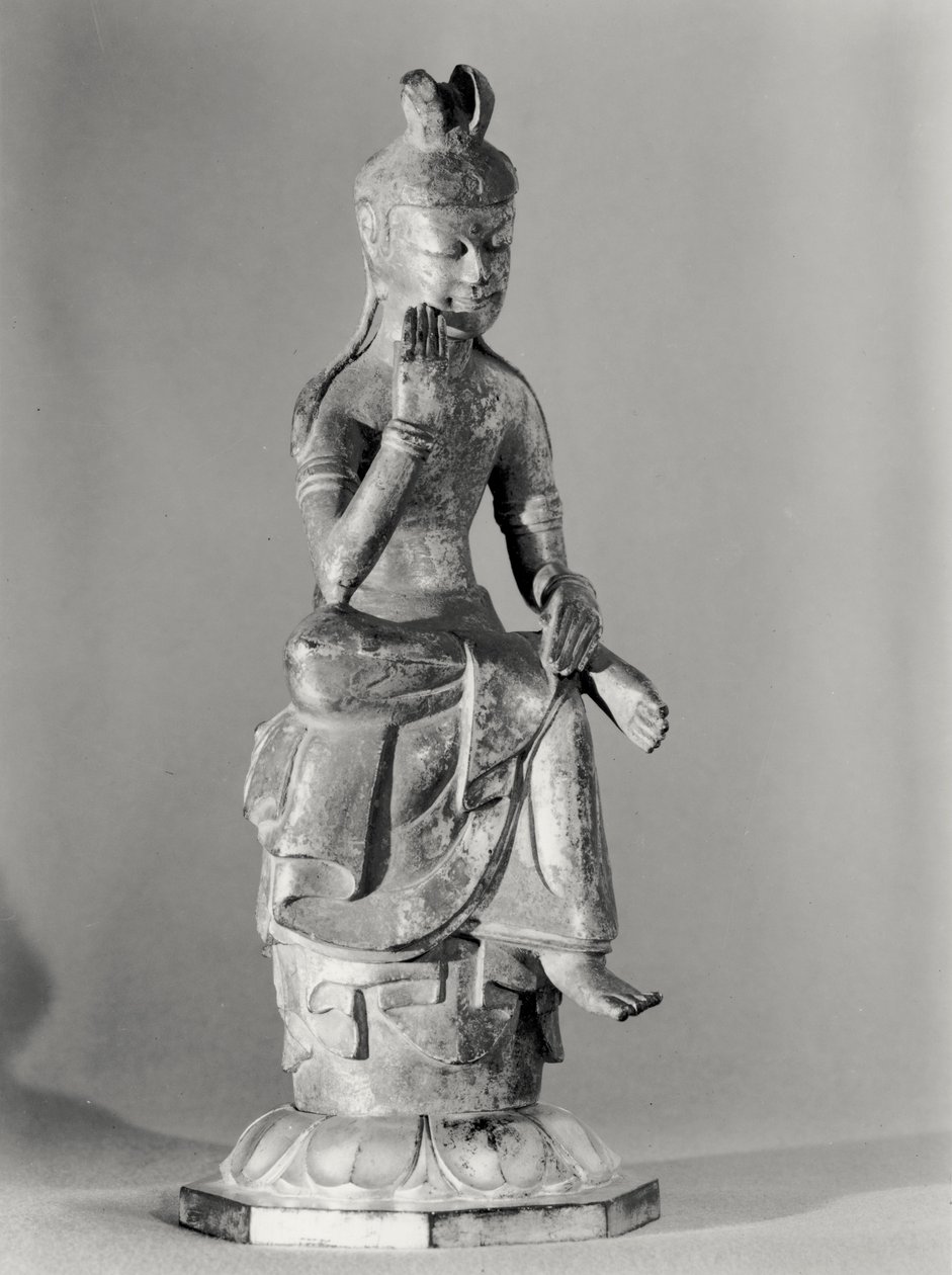 Bodhisattva sitter i en meditativ stilling, ca. 645-794 (forgylt bronse) (s/hvitt-bilde) av Japanese School