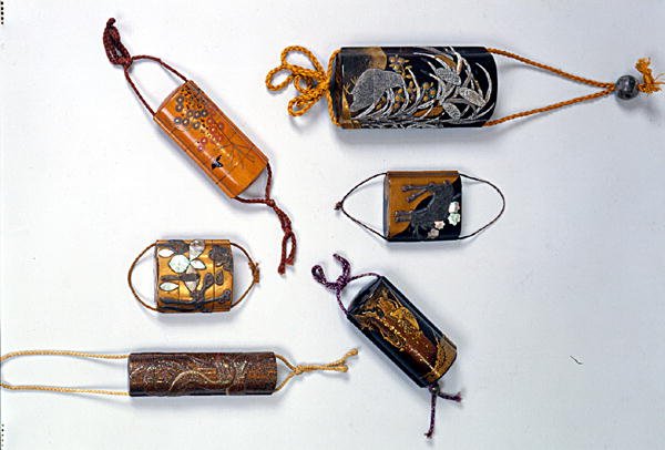 Seks inro, Edo-perioden (1603-1868) 1600-1700-tallet (lakkert gull med perlemor) av Japanese School