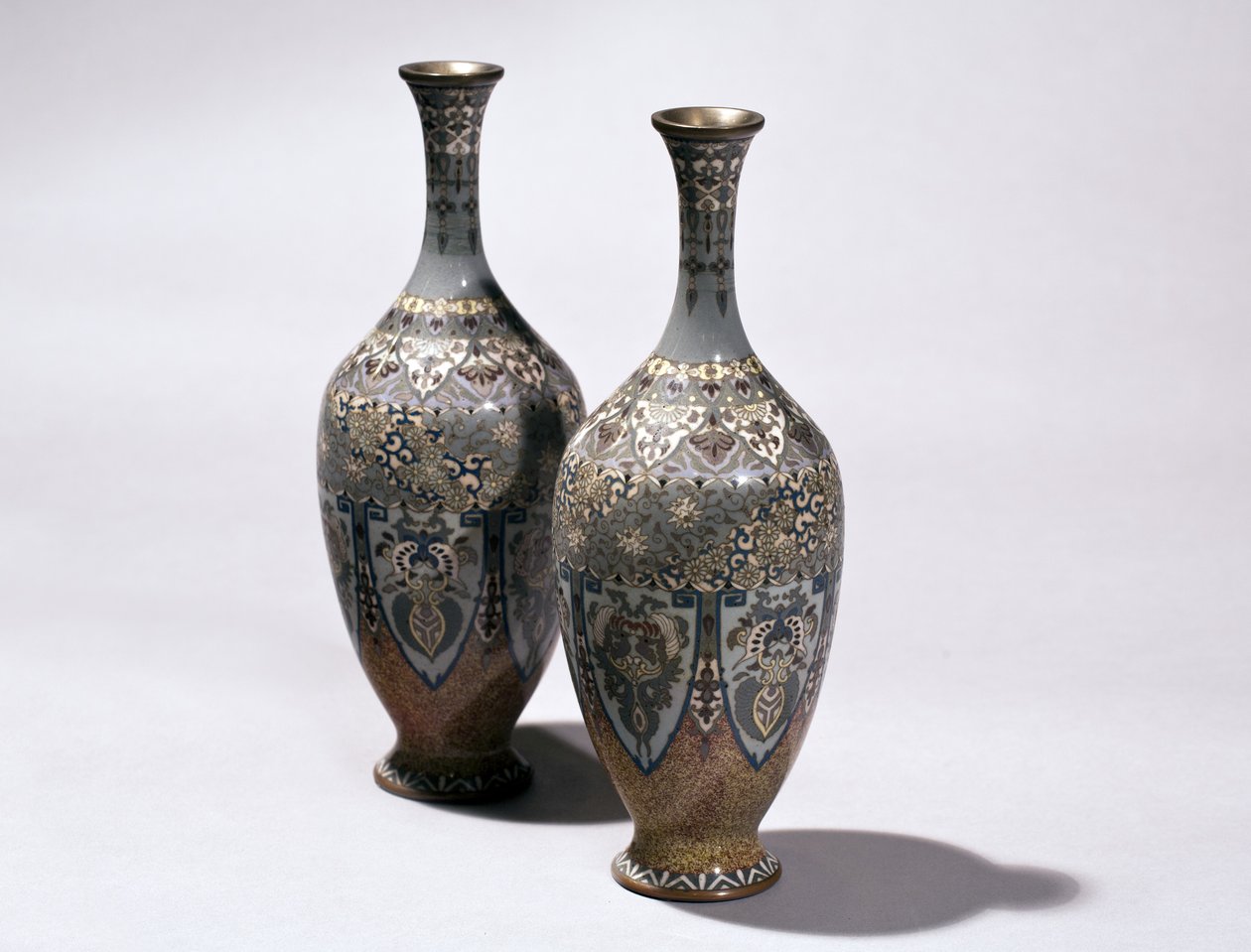 To cloisonne vaser av Japanese School
