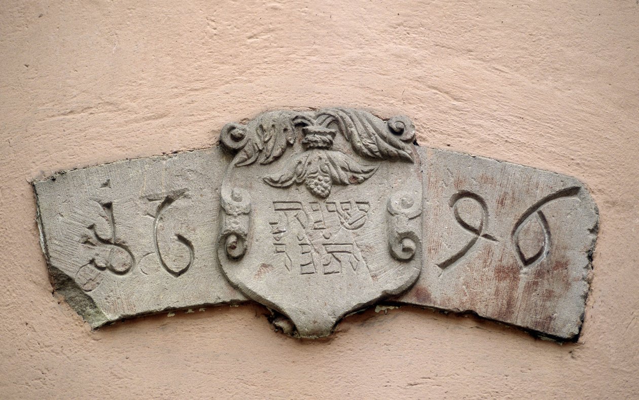 Jødenes smug i Obernai (67). Steder for tilbedelse: inskripsjon som har en hebraisk dato og den tilsvarende datoen for den kristne æra: 1696. En synagoge ble angivelig bygget to år etter autorisasjonen av intendant La Grange, som tillot J av School Jewish
