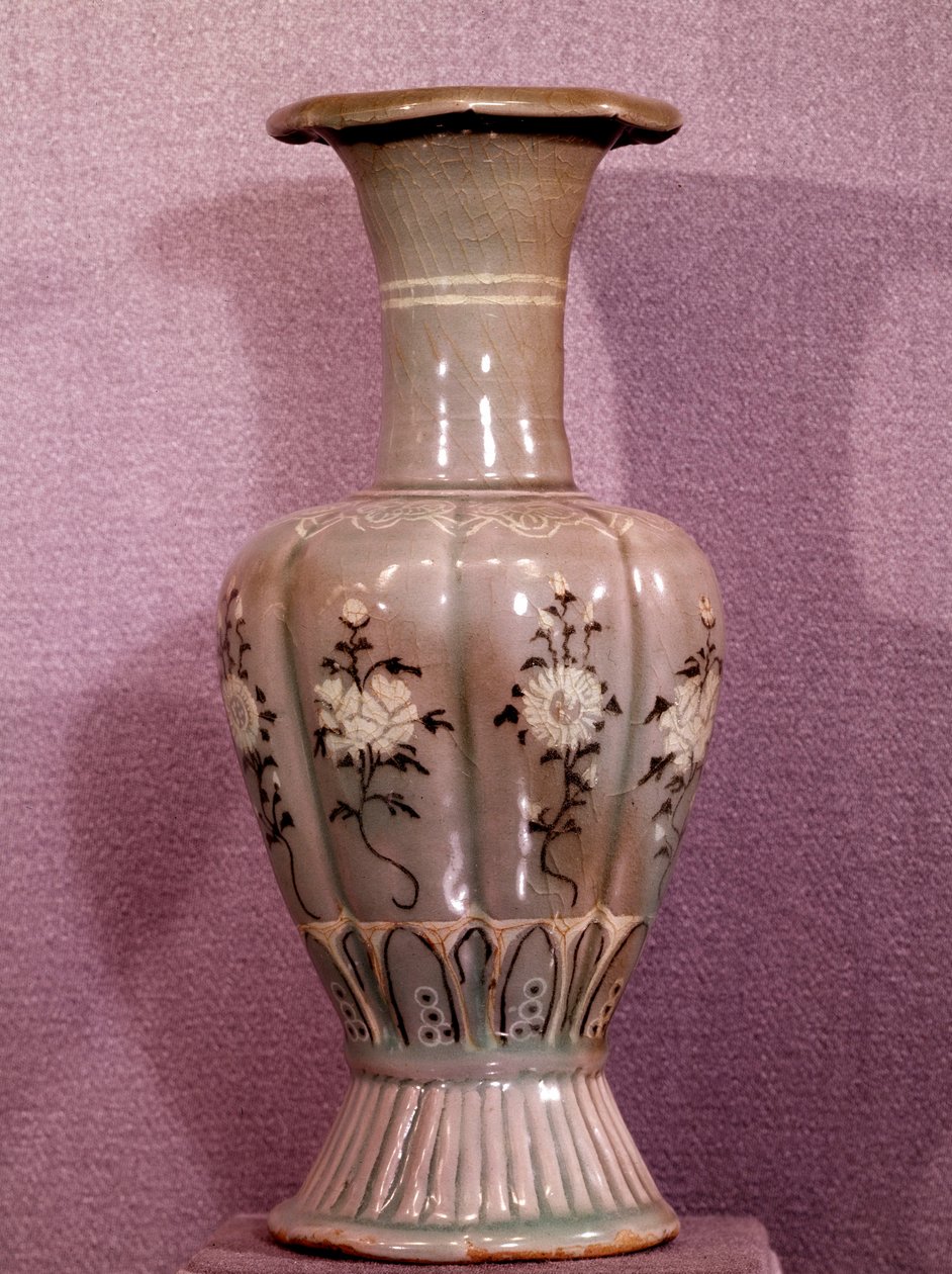 Art coreen: keramikkvase dekorert med blomster. Koryo-periode. 1100-tallet. Museum of Fine Arts, Duksoo Palace, Korea av School Korean