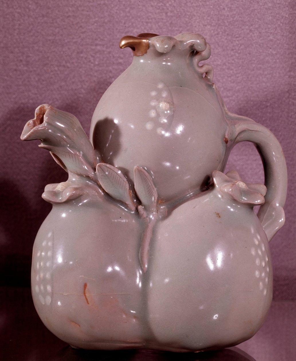 Art coreen: vinvase i form av granatepler. Koryo-perioden (11.-12. århundre). Museum of Fine Ars, Duksoo Palace, Korea av School Korean