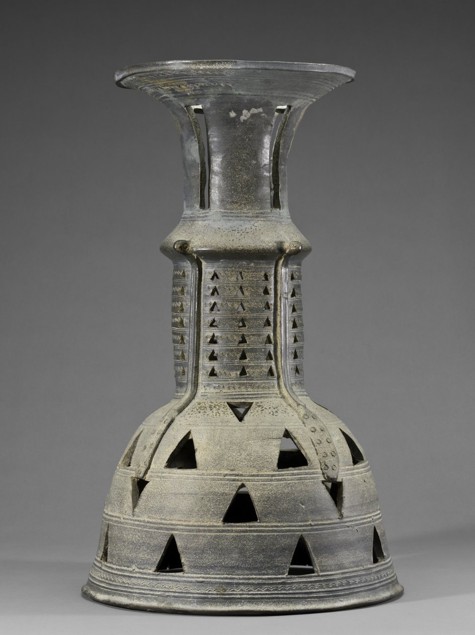Seremoniell stativ med slange, abstrakt og gjennombruddsdekorasjon, Three Kingdoms Period, Kaya (glasert steintøy) av School Korean