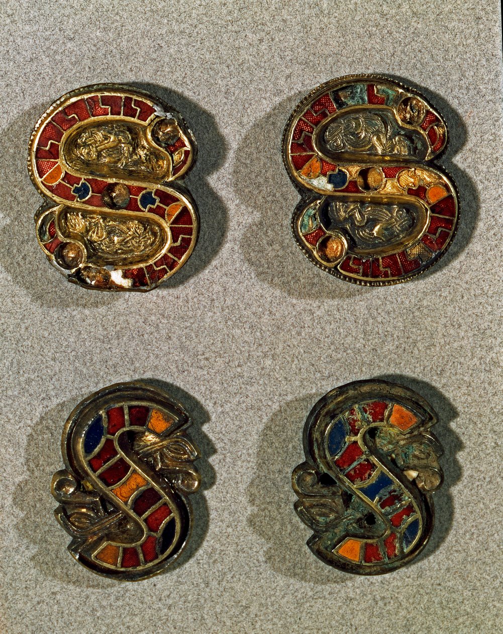Arkeologi i middelalderen (middelalderen). Barbarian art of Lombardia: Beltefibule (spenne) i form av bokstaven S. Objekt i gull og polykrom emalje. Lombard kunst, 6. - 7. århundre. Italia, Cividale del Friuli, arkeologisk museum av School Lombard