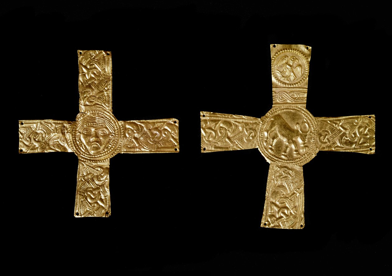Arkeologi i middelalderen (middelalderen). Barbarkunst i Lombardia: brystkors i bladgull. Lombardkunst fra 700-tallet. Italia, Cividale del Friuli, arkeologisk museum av School Lombard