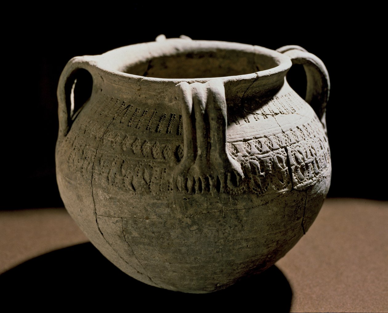 Arkeologi i middelalderen (middelalderen). Barbarian Art of Gaul: Vase i innskåret keramikk. Frankrike, merovingertid, 800-tallet. Strasbourg, Musee d
