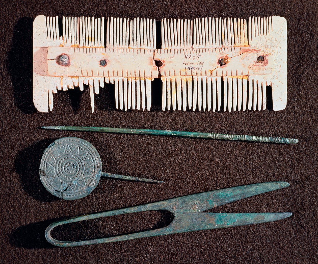 Barbarisk sivilisasjon: toalettsaker (kam, saks) fra merovingertiden. 5.-8. århundre. Strasbourg, arkeologisk museum i Palais Rohan av School Merovingian