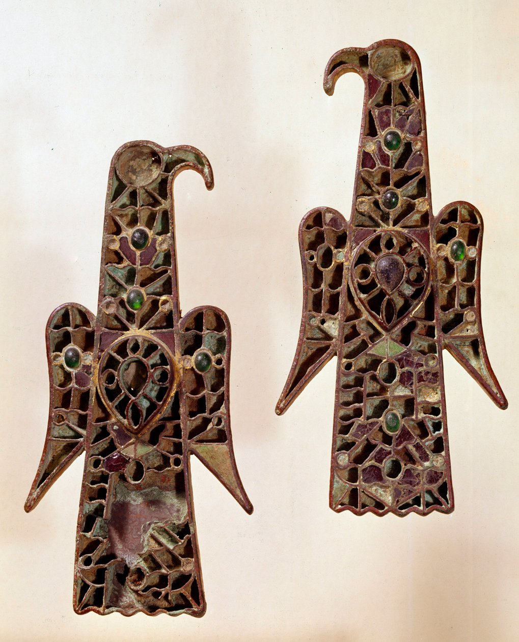 Merovingerkunst: Et par fibuler (surete pin) aqualiformes (ørn). Emalje cloisonné, 6. århundre, merovingerdynasti (481-751). fra Castelsagrat. Musee Cluny, Paris. av School Merovingian